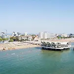 Villaggio Azalea * 利尼亚诺萨比亚多罗